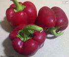 Τρεις κόκκινες πιπεριές
